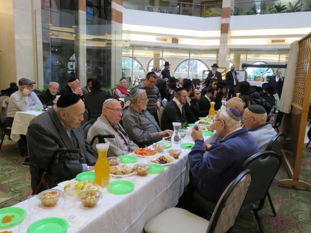 הרמת כוסית בדיור מוגן בית לגיל השלישי