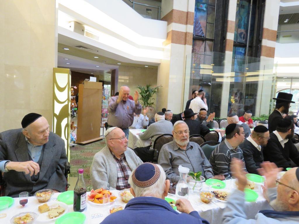 הרמת כוסית בדיור מוגן בית לגיל השלישי