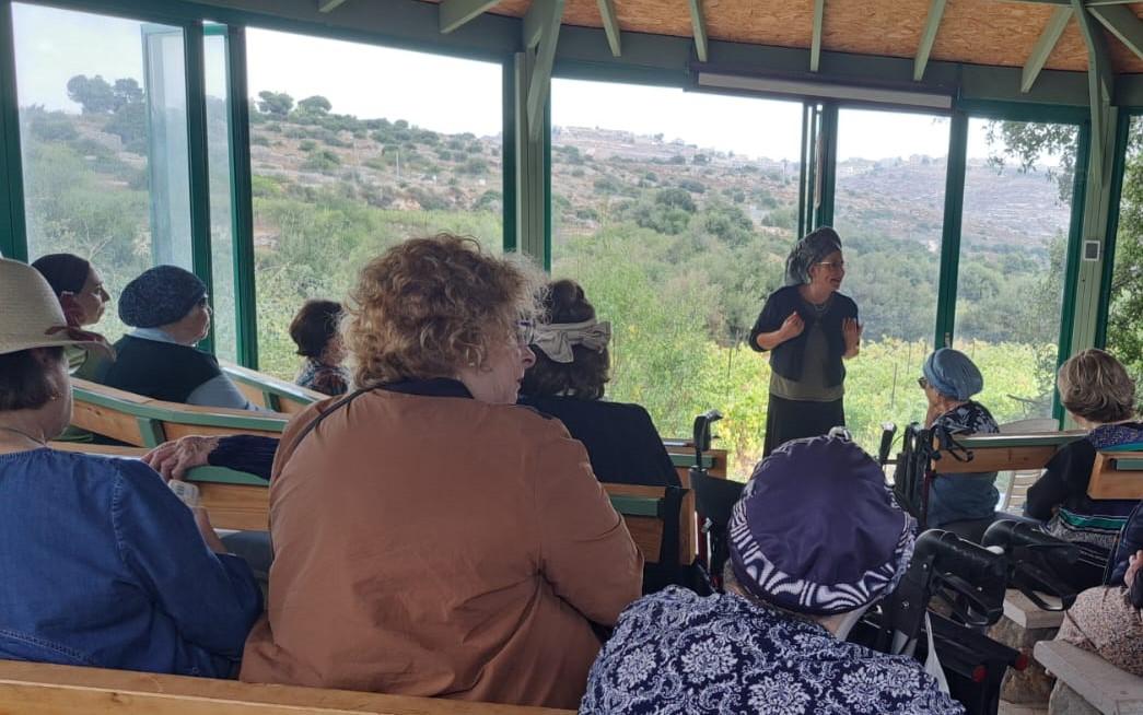 Rina Ariel addressing Gush Tiyul Group